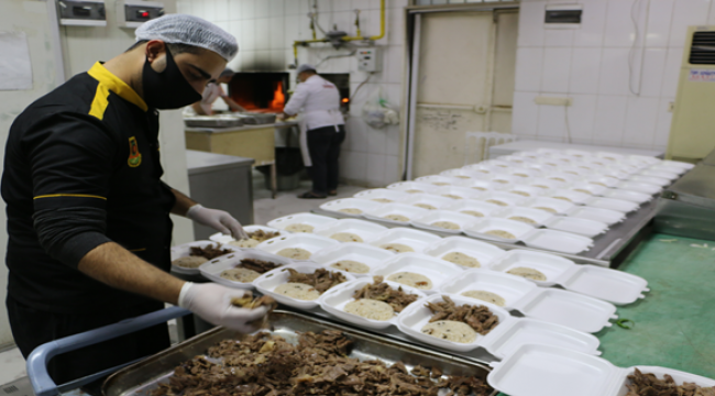 Büyükşehir'den 65 Yaş Üstü Bakıma Muhtaç Vatandaşlara Yemek Desteği