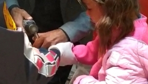 Çocuğun Parmağına Sıkışan Demir Halka İtfaiye Tarafından Çıkartıldı