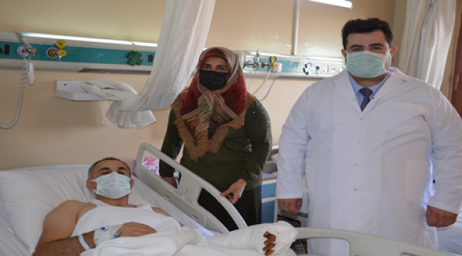 Kolunu makineye kaptıran hastanın eli 4 ameliyatla kurtarıldı 