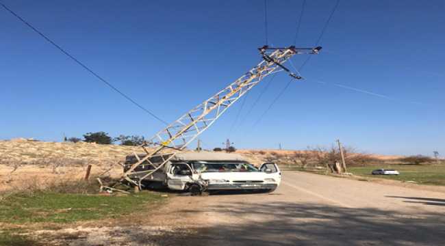 Şanlıurfa'da kamyonet elektrik tellerini çarptı