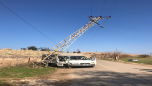 Şanlıurfa'da kamyonet elektrik tellerini çarptı
