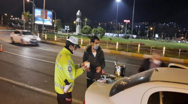 Sokak çıkma yasağında görev yapan polislere gazetecilerden sıcak çorba ikramı yapıldı
