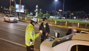 Sokak çıkma yasağında görev yapan polislere gazetecilerden sıcak çorba ikramı yapıldı