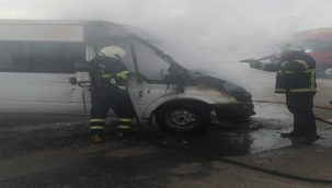Urfa'da park halindeki minibüs yandı
