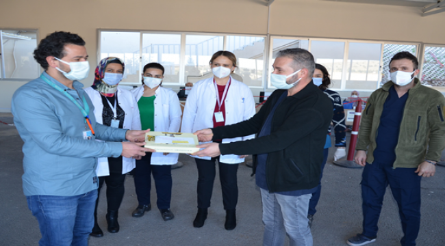 Urfa'da sağlık çalışanlarına tatlı ikramı