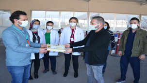 Urfa'da sağlık çalışanlarına tatlı ikramı