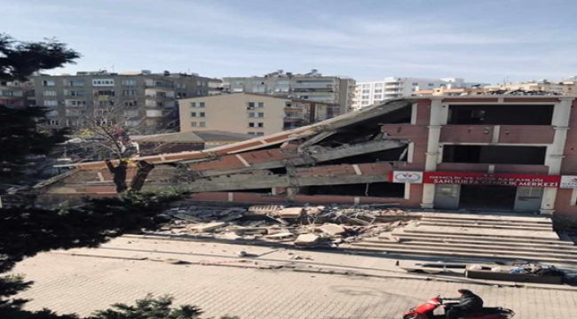 Bahçelievler'deki gençlik merkezi yıkıldı