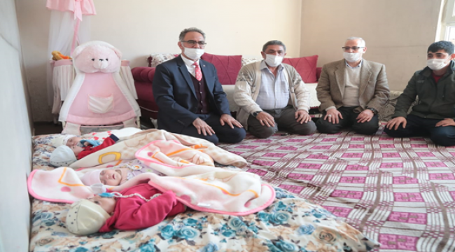 Başkan Kuş, Dördüz bebek getiren aileyi ziyaret etti