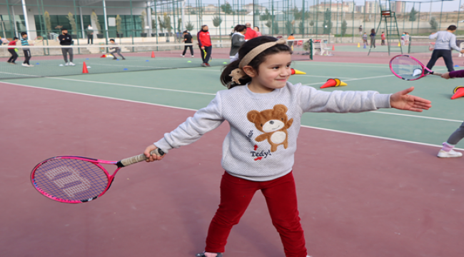 Büyükşehir Belediyesi İle Geleceğin Tenis Şampiyonları Yetişiyor