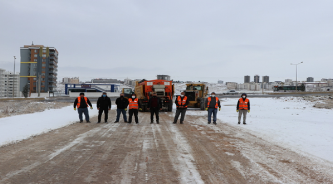 Büyükşehir'den maşuk bölgesinde tuzlama, yol açma ve kar küreme çalışması 