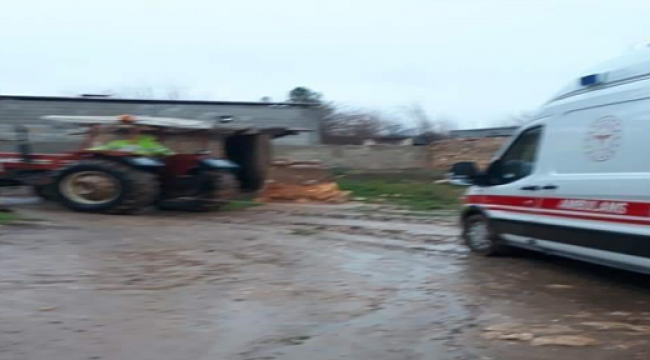 Ceylanpınar'da yolda kalan ambulans traktör ile çekildi
