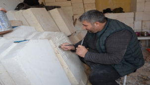 Ekmeğini taştan çıkarıyor