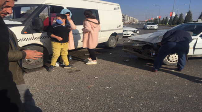 Eyyübiye'de minibüs ile otomobil çarpıştı