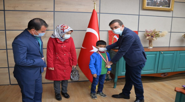 İl müdürü dünya birincisi öğrenciyi makamında ağırladı