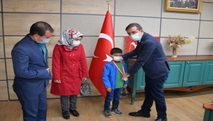 İl müdürü dünya birincisi öğrenciyi makamında ağırladı