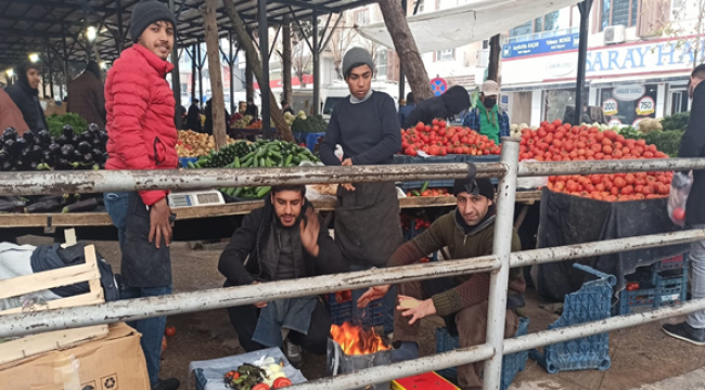 Pazarcılar soğuk havadan ateş yakarak korunuyor