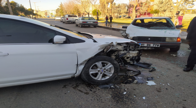 Şanlıurfa'da iki otomobil çarpıştı, 2 yaralı