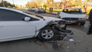 Şanlıurfa'da iki otomobil çarpıştı, 2 yaralı