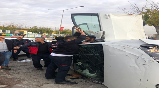 Urfa'da iki otomobil çarpıştı