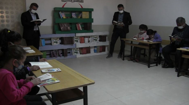Atıl paletler kitaplığa dönüştü, köy okuluna kazandırıldı  