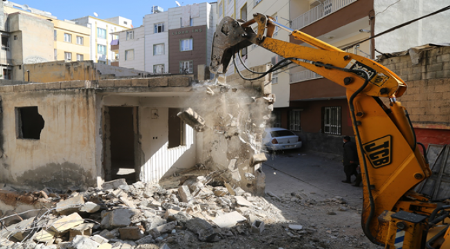 Haliliye belediyesi, riskli ve metruk yapıların yıkımını gerçekleştiriyor