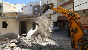 Haliliye belediyesi, riskli ve metruk yapıların yıkımını gerçekleştiriyor