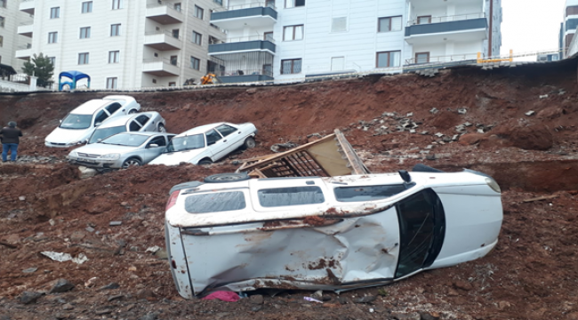 Karaköprü'de istinat duvarı çöktü! Araçlar çukura düştü