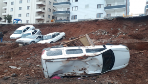 Karaköprü'de istinat duvarı çöktü! Araçlar çukura düştü