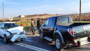 Şanlıurfa'da ticari araç ile otomobil çarpıştı, 2 yaralı