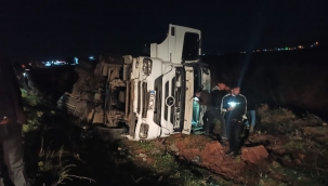 Sanliurfa'da TIR şarampole devrildi! 1 Yaralı