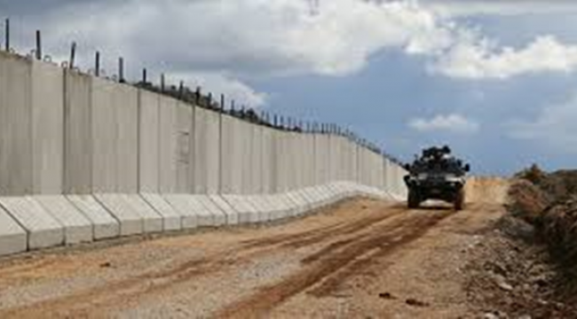 Suriye sınırda çok sayıda patlayıcı ile 3 terörist yakalandı