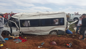 Urfa'da işçi minibüsü şarampole devrildi,  13 yaralı