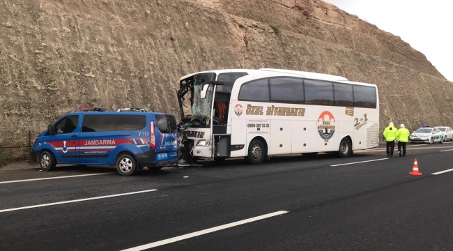 Urfa"da yolcu otobüsü tırı çarptı, 3 ölü