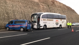 Urfa"da yolcu otobüsü tırı çarptı, 3 ölü