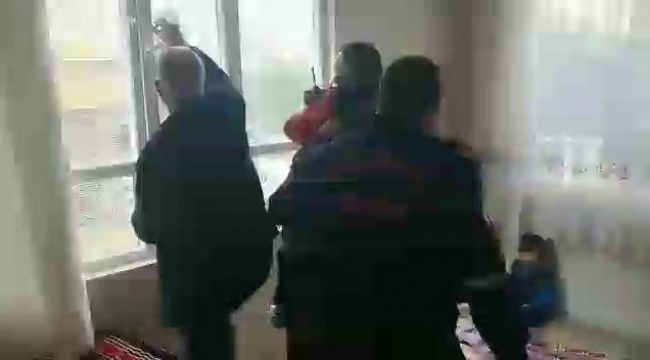 Ailesinin evde tek başına bıraktığı 2 çocuğu, itfaiye kurtardı