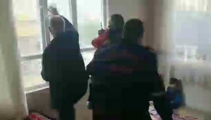 Ailesinin evde tek başına bıraktığı 2 çocuğu, itfaiye kurtardı