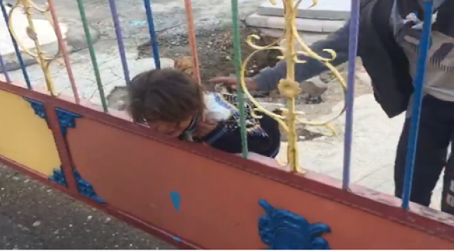 Kafası demir parmaklıklara sıkışan çocuk kurtarıldı