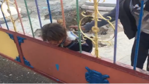 Kafası demir parmaklıklara sıkışan çocuk kurtarıldı
