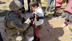 Mehmetçikten çocuklara kıyafet yardımı 