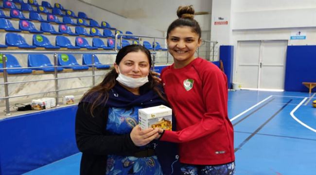 Sibel Ekinci'den voleybolculara kandil ziyareti 