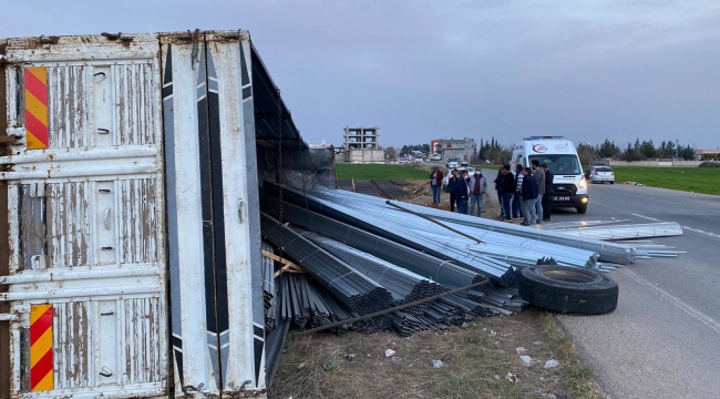 Suruç'ta kamyon devrildi