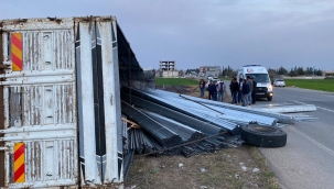 Suruç'ta kamyon devrildi