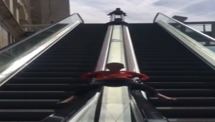 Urfa'da çocukların tehlikeli yürüyen merdiven oyunu