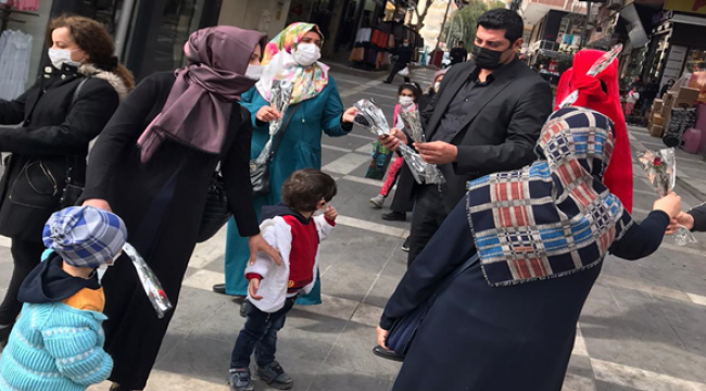 Urfa'da muhtarı kadınlara karanfil dağıttı