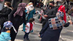 Urfa'da muhtarı kadınlara karanfil dağıttı