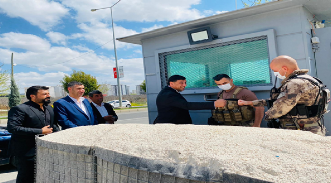 Başkan Aslan'dan polislere tatlı ikramı