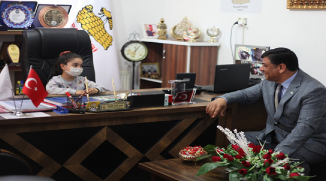 Başkan Aslan, koltuğunu çocuğa bıraktı