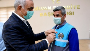 Başkan Bayık işçileri altınla ödüllendirdi