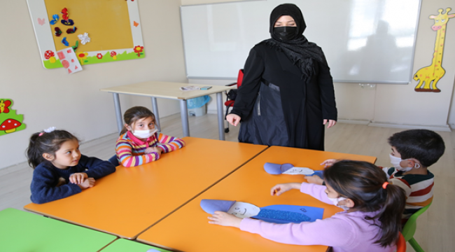 Kırmızı Kurdele projesi ile kadınlar okuma- yazma öğreniyor