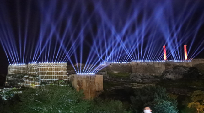 Kurtuluş Temalı Işık Ve Lazer Gösterisi Tarihi Urfa Kalesine Yansıtıldı